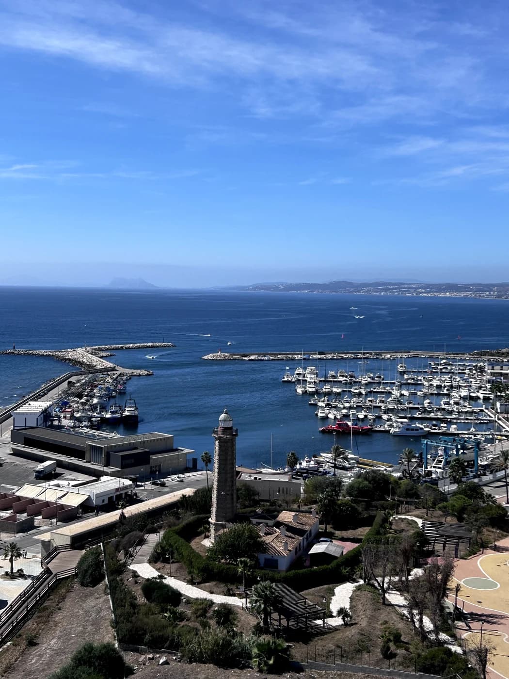 Puerto deportivo de Estepona con el Mediterráneo y Gibraltar al fondo